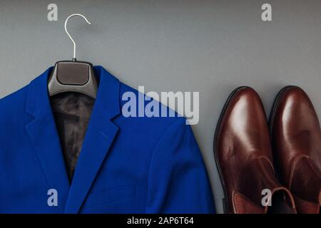 Kleidung und Schuhe, chelsea Lederstiefel für Herren. Modische Jacke in klassischem Blau, männlich. Trend 2020 Stockfoto