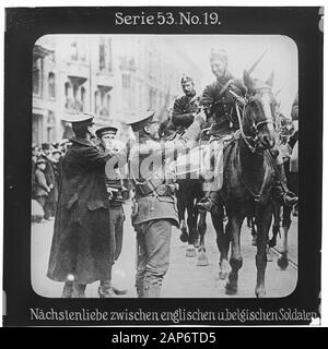 Projektion für alle: Weltkrieg Serie 53 Kolonial-, See- und Landkämpfer-Nr. 19. Nächstenliebe zw. englischen u. belgischen Soldaten. - die Firma "Projektion für alle" wurde 1905 von Max Skladanowsky (1861-1939) gegründet. Sie produzierte bis zum Jahre 1928 fast 100 Serien zu je 24 Glasdias im Format 8,3 x 8,3 cm im Sog. Bromsilber-Gelatin-Trockenplatten Verfahren. Die ersten Städte vor allem in den Bundesländern, Länder aber auch Märchen und Sagen, das alte Testament und der Erste Weltkrieg. Stockfoto