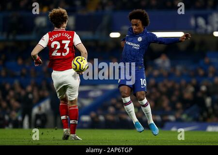 Stamford Bridge, London, UK. 21 Jan, 2020. Fußball der englischen Premier League Chelsea gegen Arsenal; William von Chelsea übernimmt David Luiz von Arsenal - streng nur für den redaktionellen Gebrauch bestimmt. Keine Verwendung mit nicht autorisierten Audio-, Video-, Daten-, Spielpläne, Verein/liga Logos oder "live" Dienstleistungen. On-line-in-Match mit 120 Bildern beschränkt, kein Video-Emulation. Keine Verwendung in Wetten, Spiele oder einzelne Verein/Liga/player Publikationen Quelle: Aktion plus Sport/Alamy leben Nachrichten Stockfoto