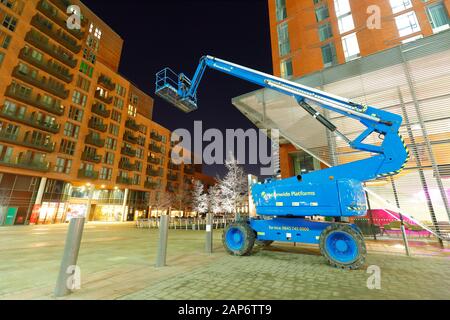 Ein in Granary Wharf in Leeds geparkter Auslegerlift (Cerrypicker) diente zum Arbeiten in Höhen, wie zum Beispiel zum Reinigen von Fenstern an hohen Gebäuden Stockfoto