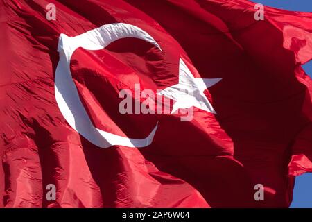 Türkische Flagge schwenkten in Wind am sonnigen Tag. Nähe zu sehen. Stockfoto