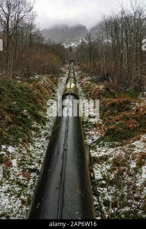 Rohrleitung mit großem Durchmesser für Wasserkraftwerk, Ax les Thermes, Pyrenäen, Frankreich Stockfoto