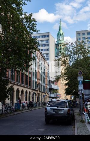 Berlin, Deutschland- 2. Oktober 2019: Blick auf die Marienkirche von der Seitenstraße Rosenstraße im Zentrum Berlins nahe dem Alexanderplatz, Marienkirche Stockfoto