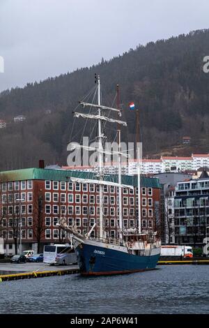 Segelschiff, das große Schiff Barquentine Antigua im Hafen von Bergen, Norwegen. Der angrenzende Nykirkekaien Kai wurde übertoren. Stockfoto