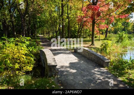 Spazierweg im Botanischen Garten von Montreal im Herbst, Provinz Quebec, KANADA. Stockfoto