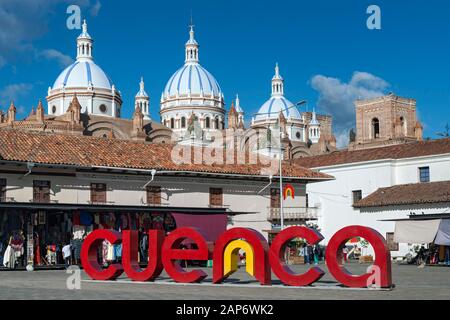 Kuppeln der Kathedrale von der Unbefleckten Empfängnis von der Plaza de San Francisco in Cuenca, Ecuador gesehen. Stockfoto