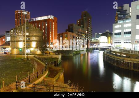 Granary Wharf in Leeds und der neue South Entrance des Bahnhofs Leeds Stockfoto