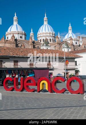 Kuppeln der Kathedrale von der Unbefleckten Empfängnis von der Plaza de San Francisco in Cuenca, Ecuador gesehen. Stockfoto