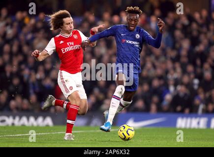 David Luiz fouls von Arsenal Chelsea's Tammy Abraham, bevor Sie eine rote Karte während der Premier League Match an der Stamford Bridge, London gezeigt. Stockfoto