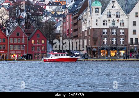 Hafen von Bergen, Norwegen. Ein Tag mit außergewöhnlicher Flut. Red Cross SAR-Schiff patrouilliert im Bryggen-Gebiet. Stockfoto