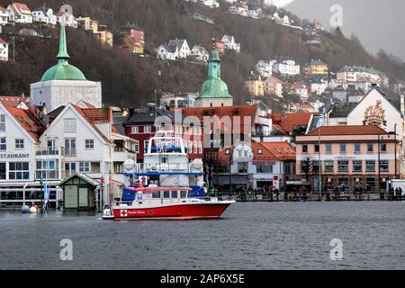 Hafen von Bergen, Norwegen. Ein Tag mit außergewöhnlicher Flut. Rotes Kreuz-SAR-Schiff patrouilliert den inneren Hafenbereich. Stockfoto