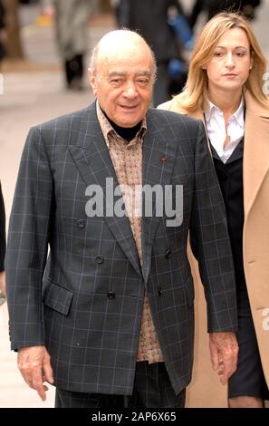 Mohamed Al Fayed mit Sprecherin Katherine Witty verlässt das High Court in London, während die Jury ihr Urteil in der Frage nach den Todesfällen von Prinzessin Diana und Dodi Fayed im Jahr 2008 betrachtet. Stockfoto