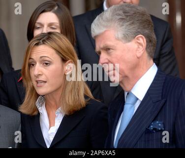 Michael Cole und Katherine Witzige Sprecher von Mohamed Al-Fayed, die nach der Untersuchung der Todesfälle von Prinzessin Diana und Dodi Fayed am Hohen Gericht in London 2008 das Oberlandesgericht in London verlassen. Stockfoto