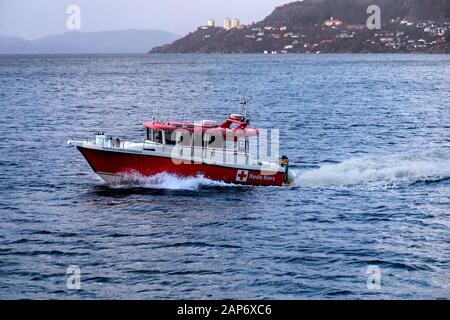 Red Cross SAR-Schiff Røde Kors båten in Byfjorden, Bergen, Norwegen Stockfoto