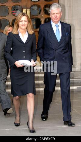 Michael Cole und Katherine Witzige Sprecher von Mohamed Al-Fayed, die nach der Untersuchung der Todesfälle von Prinzessin Diana und Dodi Fayed am Hohen Gericht in London 2008 das Oberlandesgericht in London verlassen. Stockfoto