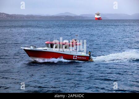 Red Cross SAR-Schiff Røde Kors båten in Byfjorden, Bergen, Norwegen Stockfoto