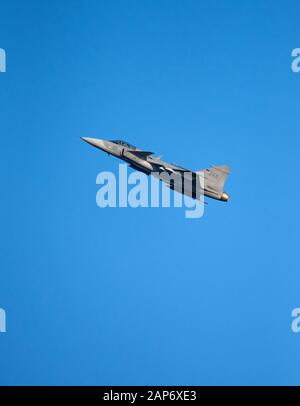 Helsinki, Finnland - 9. Juni 2017: Schwedisches Kampfflugzeug der Luftwaffe Saab JAS 39 Gripen über Helsinki auf der Kaivopuisto Air Show 2017. Saab Gri Stockfoto
