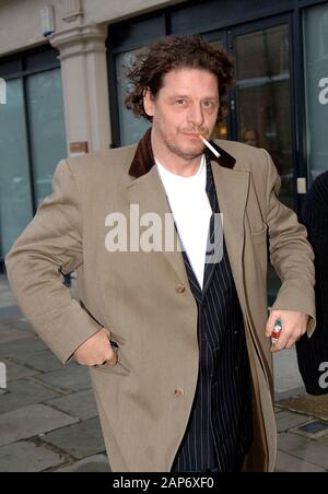 Starkoch Marco Pierre-White verlässt 2008 die Scheidungsgerichte in Holborn. Stockfoto