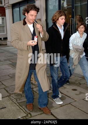 Starkoch Marco Pierre-White verlässt 2008 die Scheidungsgerichte in Holborn. Stockfoto