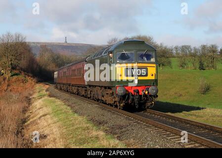 D1501/47402 kommt bei Burrs County Halt auf der East Lancs Railway an. Stockfoto