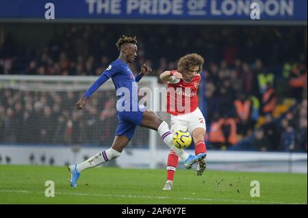 London, Großbritannien. 21 Jan, 2020. Tammy Abraham von Chelsea in einer Herausforderung mit David Luiz von Arsenal im Chelsea gegen Arsenal in der Premier League an der Stamford Bridge London 21. November 2020 - EDITORIAL NUR VERWENDEN Keine Verwendung mit nicht autorisierten Audio-, Video-, Daten-, Spielpläne (außerhalb der EU), Verein/liga Logos oder "live" Dienstleistungen. On-line-in-Verwendung beschränkt auf 45 Bilder (15 zusätzliche Zeit). Kein Einsatz zu emulieren, bewegte Bilder. Keine Verwendung in Wetten, Spiele oder einzelne Verein/Liga/player Publikationen/Dienstleistungen - Credit: MARTIN DALTON/Alamy leben Nachrichten Stockfoto