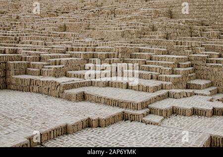 Die präinkadenförmige adobe-pyramide von Huaca Pucllana in Lima, Peru. Stockfoto