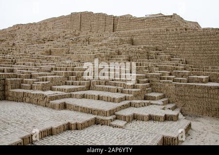 Die präinkadenförmige adobe-pyramide von Huaca Pucllana in Lima, Peru. Stockfoto