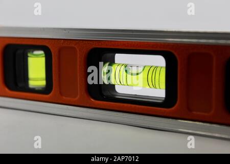 Wasserwaage mit weißer Oberfläche und Hintergrund Stockfoto