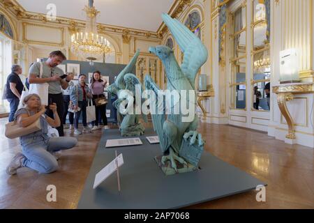 Paris, Frankreich, 22. September 2019. Menschen bewundern und machen Fotos von Skulpturen von der Kathedrale Notre Dame im Palais Royale auf die Ausstellung von Ministerium organisiert der Kultur während der Europäischen Tage des Kulturerbes Stockfoto