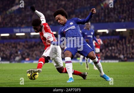 Von Arsenal Bukayo Saka (links) und Chelsea's William Kampf um den Ball während der Premier League Match an der Stamford Bridge, London. Stockfoto