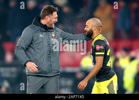 Southampton manager Ralph Hasenhuttl (links) gratuliert Nathan Redmond am Ende der Premier League Spiel im Selhurst Park, London. Stockfoto