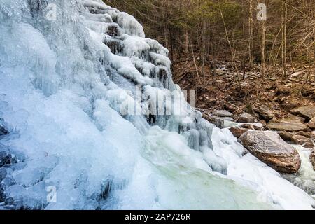 Malerischer Blick auf gefrorenen Bastion fällt in Upstate New York Gebiet Stockfoto