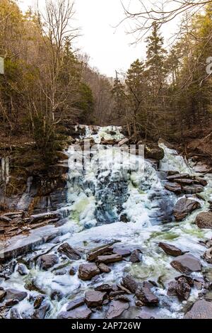 Malerischer Blick auf gefrorenen Bastion fällt in Upstate New York Gebiet Stockfoto