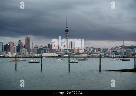 Blick über den Waitemata Harbour in Richtung Auckland City vom North Shore am frühen Abend. Neuseeland. Stockfoto