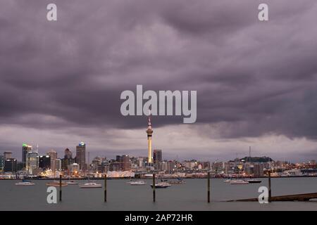 Blick über den Waitemata Harbour in Richtung Auckland City vom North Shore am frühen Abend. Neuseeland. Stockfoto