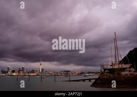 Blick über den Waitemata Harbour in Richtung Auckland City vom North Shore am frühen Abend. Neuseeland. Stockfoto