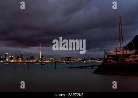 Nachts Blick über den Waitemata Harbour in Richtung Auckland City vom North Shore. Neuseeland. Stockfoto