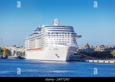 Messina, ITALIEN - 29. Juli 2010: Kreuzfahrtschiff MSC Splendida im Hafen von Messina Stockfoto