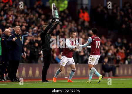 Aston Villa Indiana Vassilev ersetzt Aston Villa Trezeguet während der Premier League Match in der Villa Park, Birmingham. Stockfoto