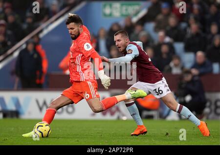 Watford Torwart Ben Foster genehmigt unter dem Druck von Aston Villa Indiana Vassilev während der Premier League Match in der Villa Park, Birmingham. Stockfoto