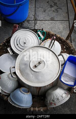 Traditionelle vietnamesische Küchengeräte aus Metall zur Zubereitung und zum servieren von Straßennahrung in Vietnam, Asien. Stockfoto