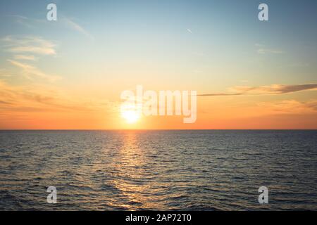 Hochauflösende Aufnahme von natürlichem Sonnenuntergang oder Sonnenaufgang über dem Meer Stockfoto