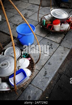 Traditionelle vietnamesische Küchengeräte aus Metall zur Zubereitung und zum servieren von Straßennahrung in Vietnam, Asien. Stockfoto