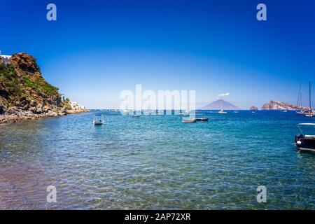 Blick auf das Paradies von der Panarea Insel im Mittelmeer in Italien Stockfoto