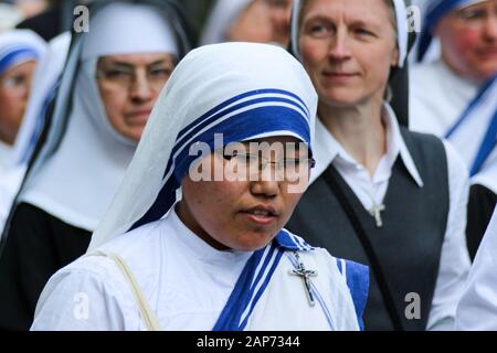 Nonne von den Missionaren der Nächstenliebe - eine katholische Religionsgemeinde, die 1950 von Mutter Teresa gegründet wurde - bei der religiösen Parade in Vilnius, Litauen Stockfoto