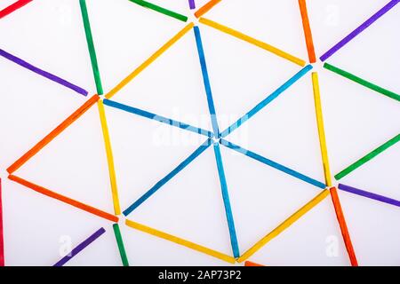 Geometrische Figuren Dreiecke mit bunten Sticks gebildet Stockfoto