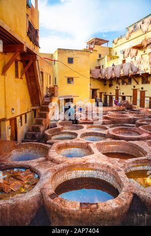 Leder stirbt in einer traditionellen Gerberei in der Stadt Fes, Marokko Stockfoto