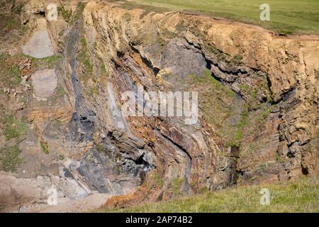 Gefaltete Schichten in den sedimentären Felsklippen entlang der nordenCornwall Atlantikküste der Bude Bay sind vom South West Coast Path aus zu sehen Stockfoto