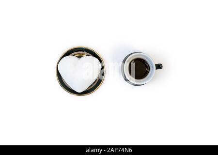 Valentinstag minimale Stillleben mit einer Tasse Kaffee und einem Teller mit herzförmigem Ingwerkeks auf weißem Hintergrund. Valentines Tag Celebration Konzept Stockfoto