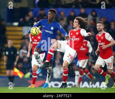 LONDON, VEREINIGTES KÖNIGREICH. 21. Januar: L-R Chelsea's Tammy Abraham und Matteo Arsenalduring Guendouzi der Englischen Premier League zwischen Chelsea und Arsenal an der Stanford Brücke Stadium, London, England am 21. Januar 2020 Credit: Aktion Foto Sport/Alamy leben Nachrichten Stockfoto